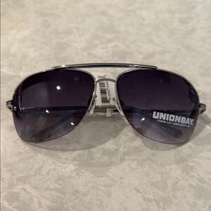 UNIONBAY Silver Aviator Sunglasses with Dark Lenses